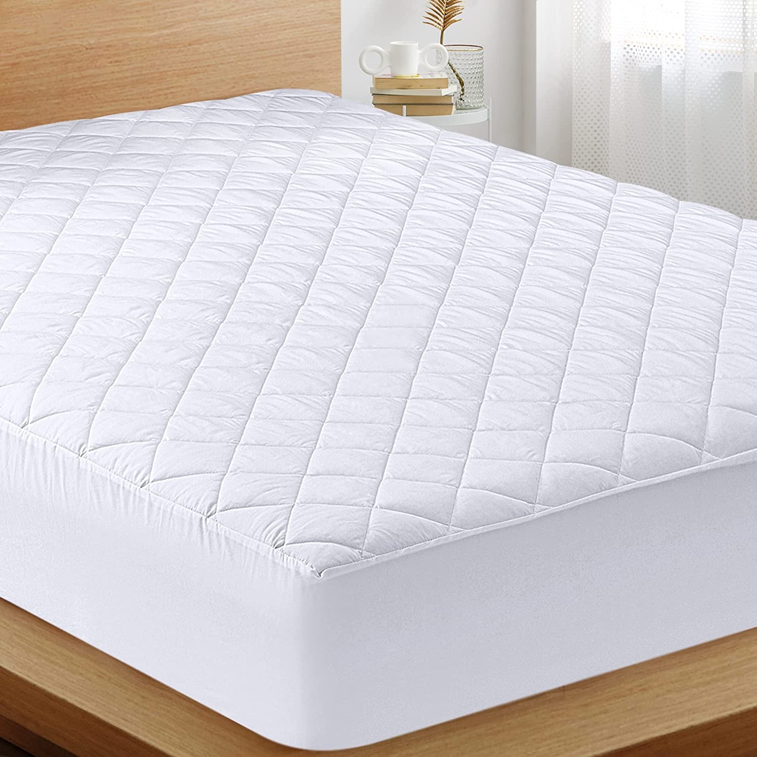 Quilted Fitted Mattress Pad (Queen) - Elastic Fitted Mattress Protector - Mattress Cover Stretches up to 16 Inches Deep - Machine Washable